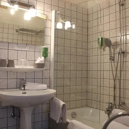 Les 4 Saisons Hotel *